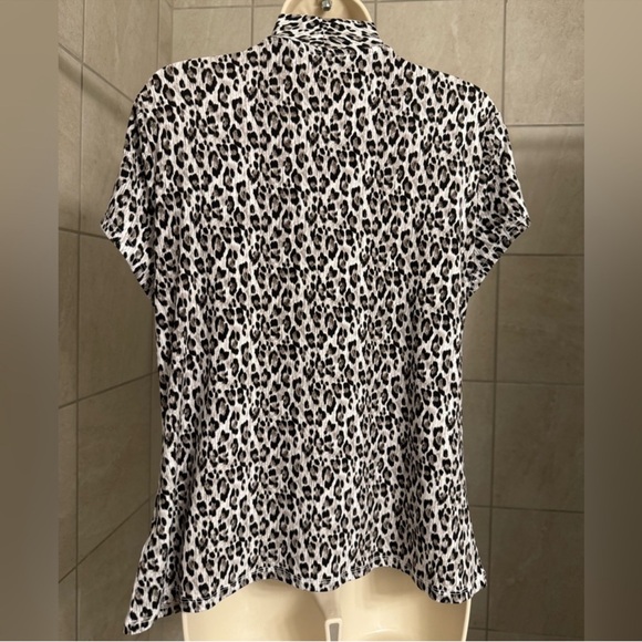 EUC Tahari short sleeve wrap neck leopard print top, size Extra Large - Picture 3 of 4